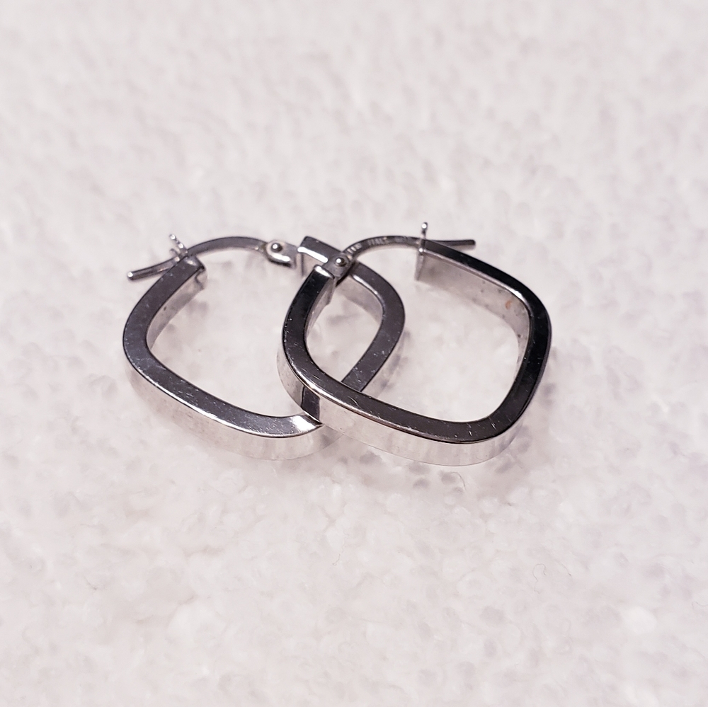 10k white gold square hoop earring